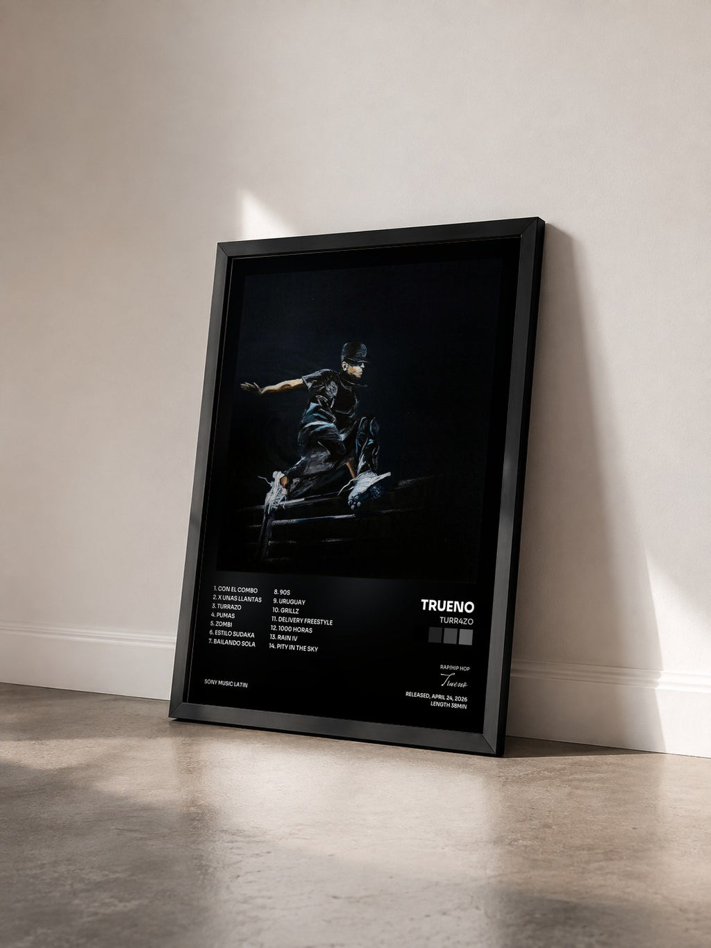 #noir Tableau de l'album TURR4ZO de Trueno vu de trois quarts, cadre noir
