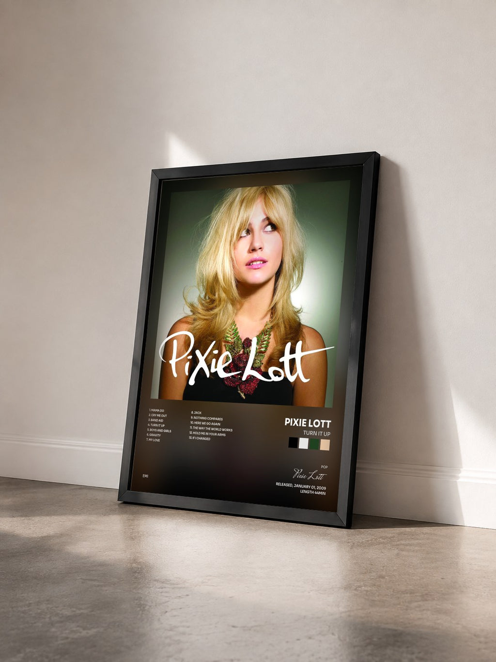 #noir Tableau de l'album Turn It Up de Pixie Lott vu de trois quarts, cadre noir