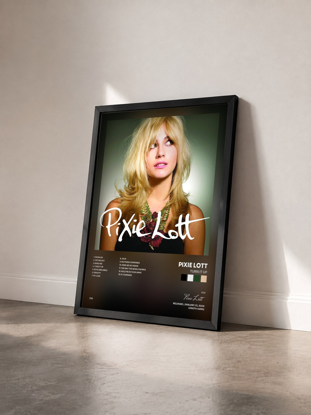 #noir Tableau de l'album Turn It Up de Pixie Lott vu de trois quarts, cadre noir