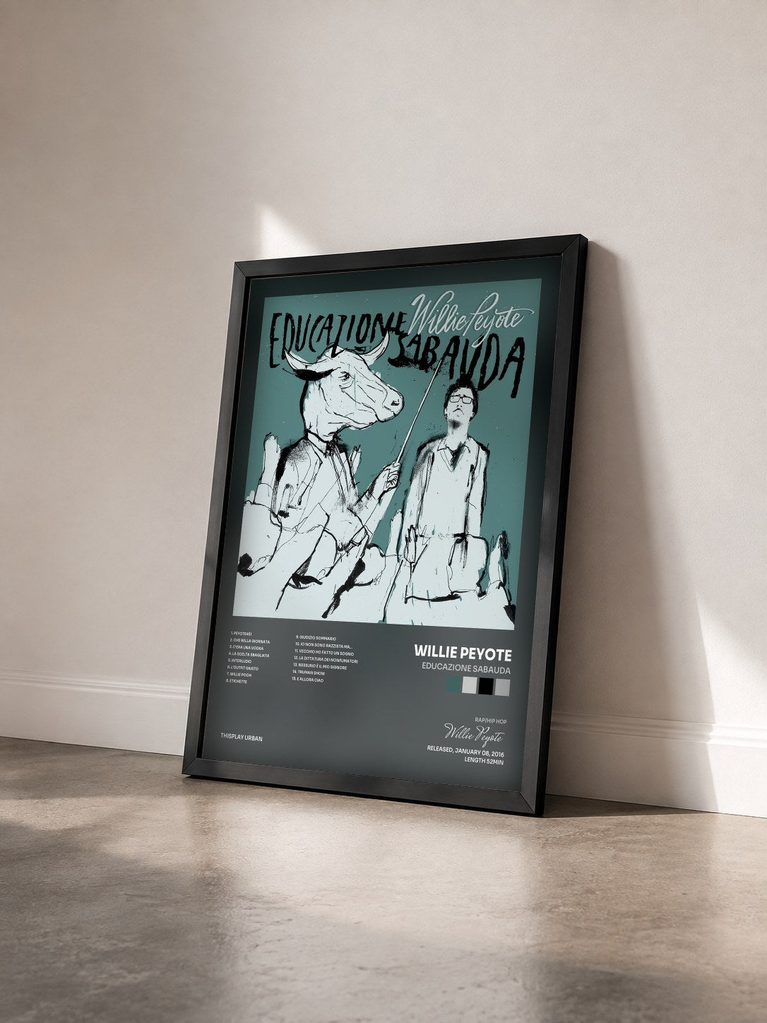 #noir Tableau de l'album Educazione sabauda de Willie Peyote vu de trois quarts, cadre noir