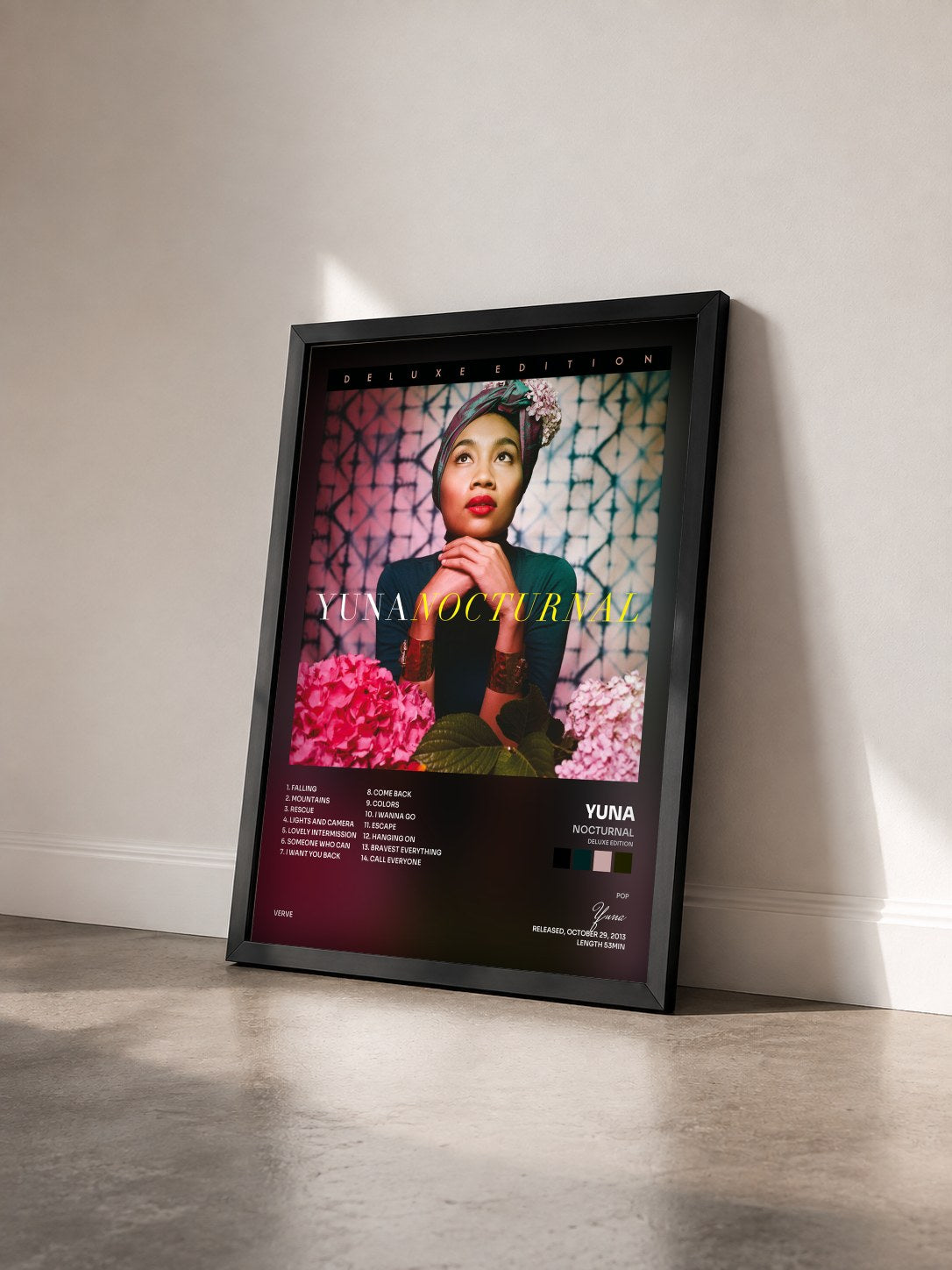 #noir Tableau de l'album Nocturnal (Deluxe Edition) de Yuna vu de trois quarts, cadre noir