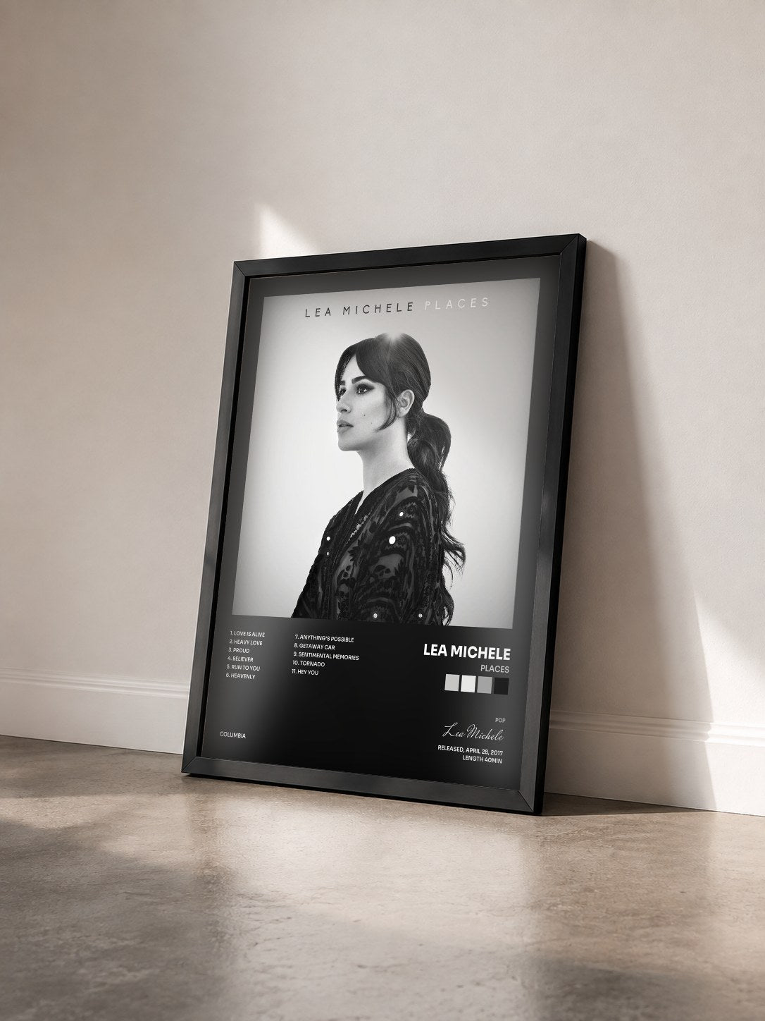 #noir Tableau de l'album Places de Lea Michele vu de trois quarts, cadre noir