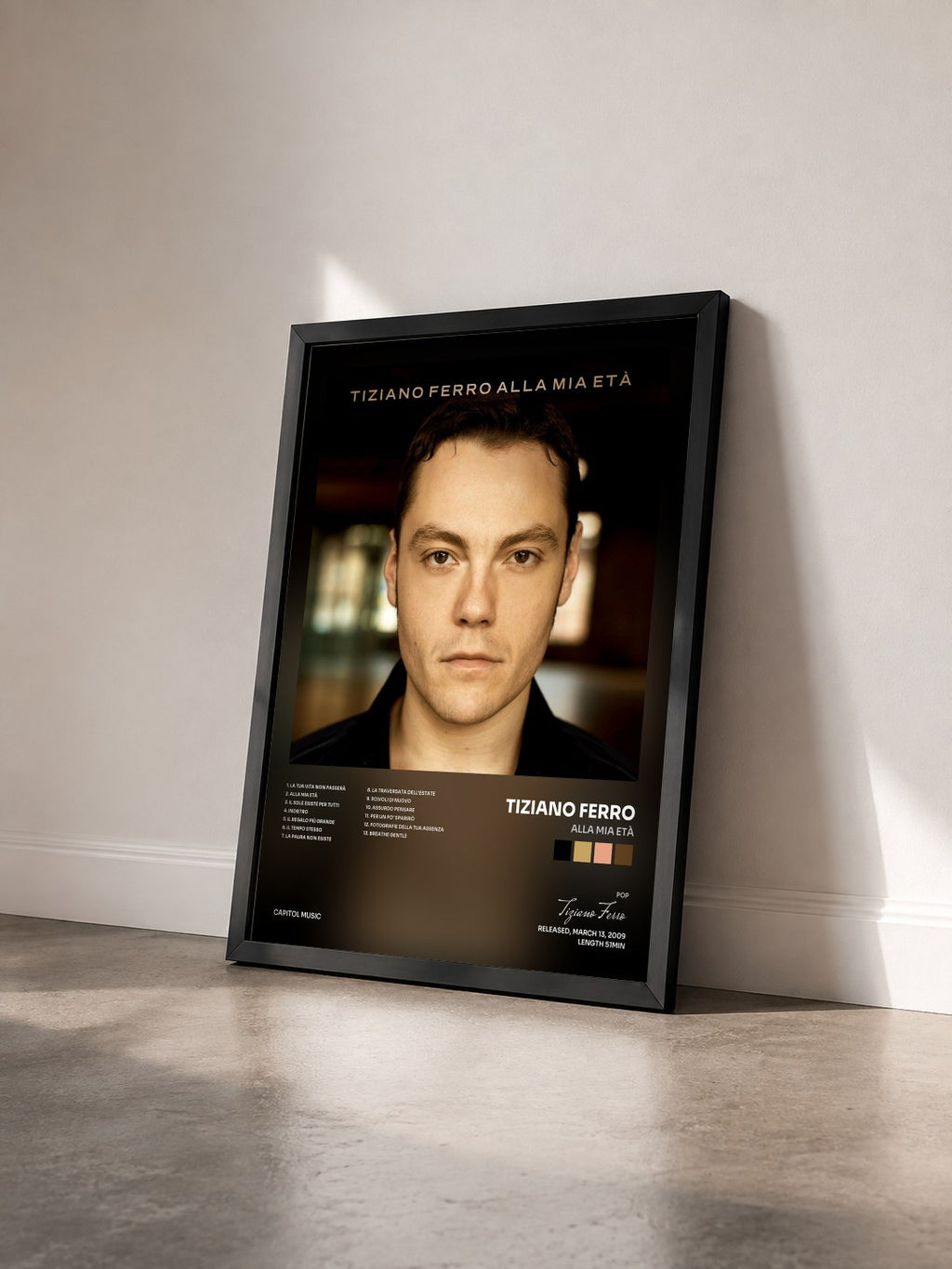 #noir Tableau de l'album Alla Mia Età de Tiziano Ferro vu de trois quarts, cadre noir