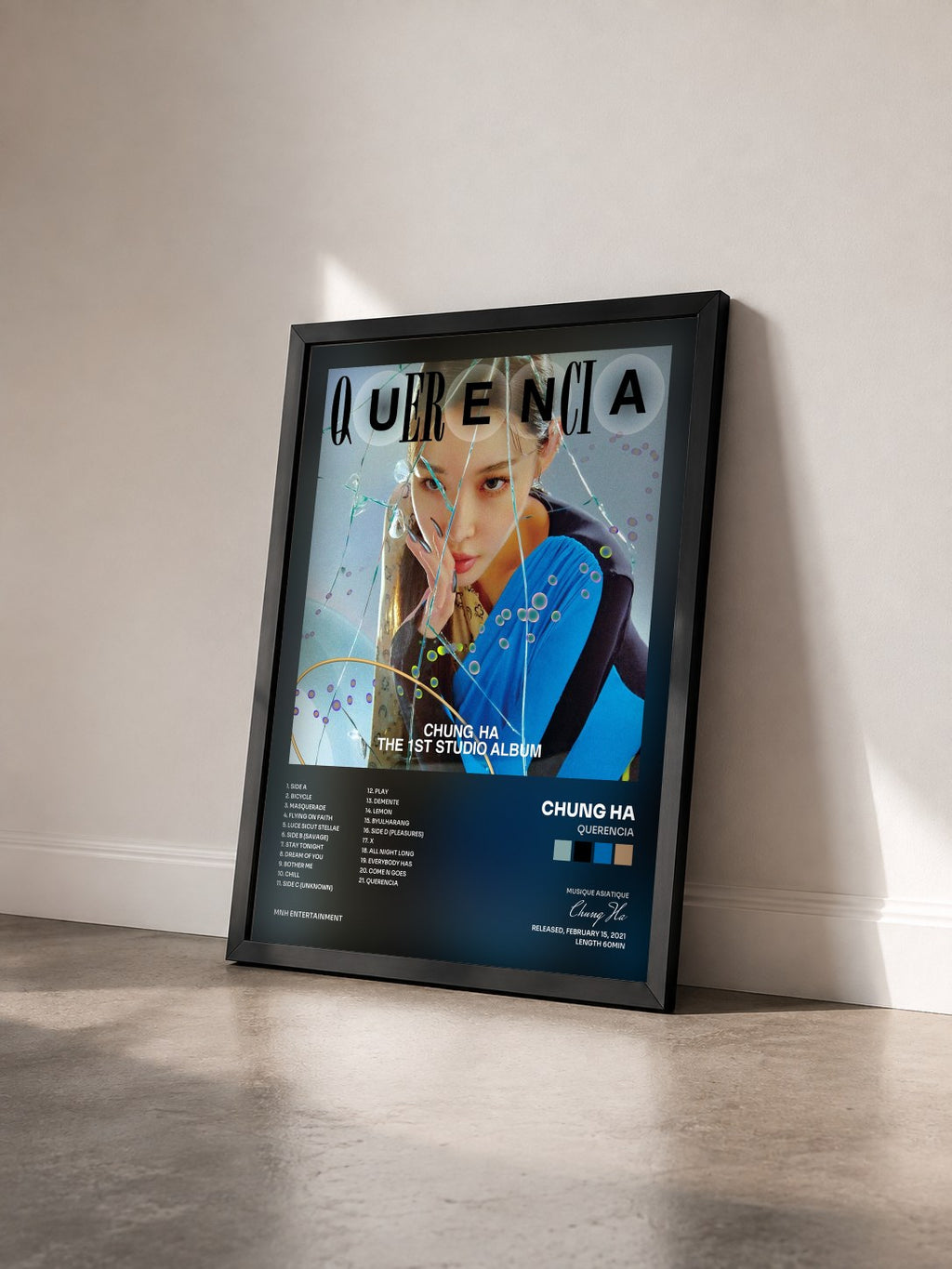 #noir Tableau de l'album Querencia de Chung Ha vu de trois quarts, cadre noir