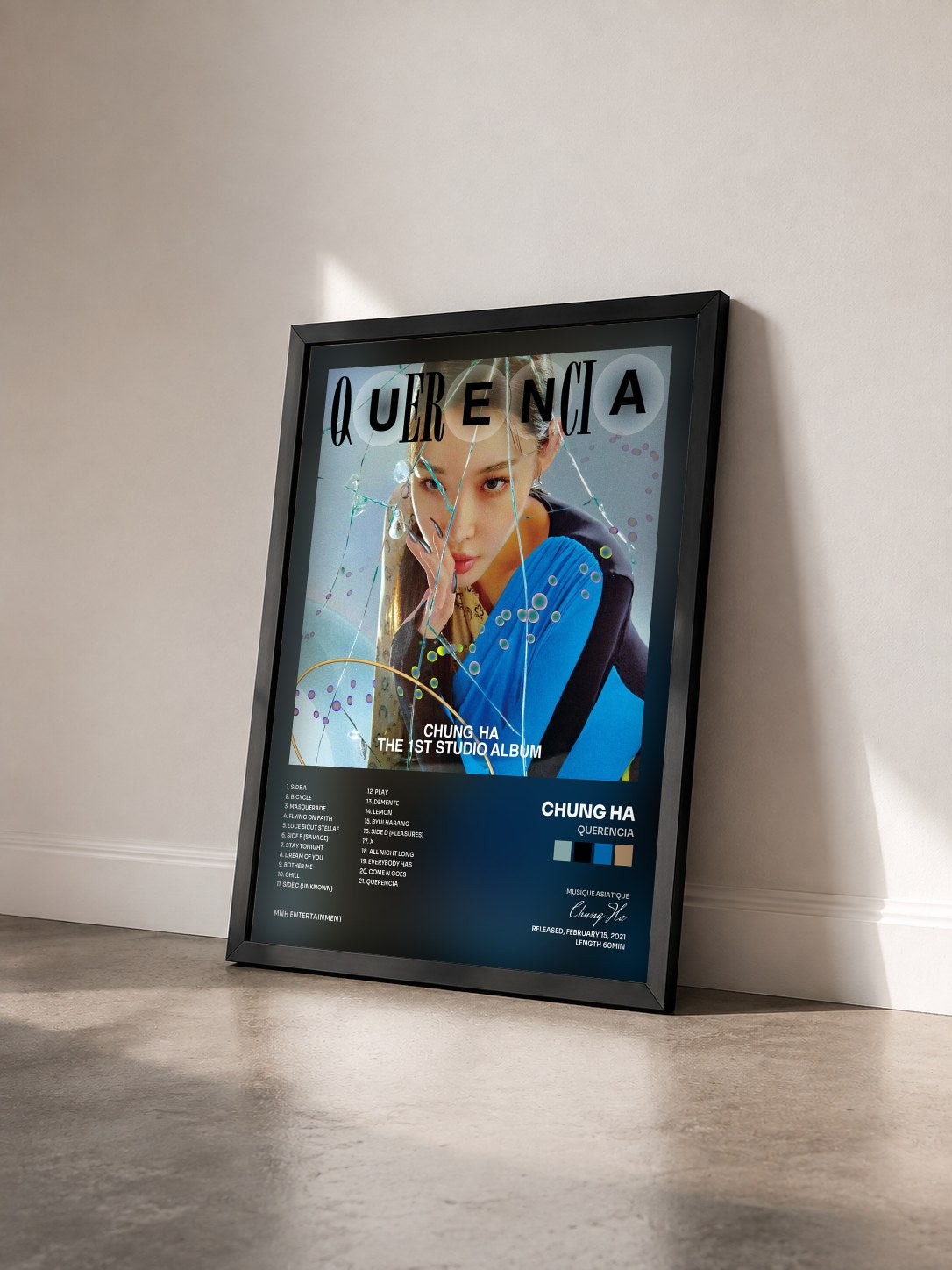 #noir Tableau de l'album Querencia de Chung Ha vu de trois quarts, cadre noir