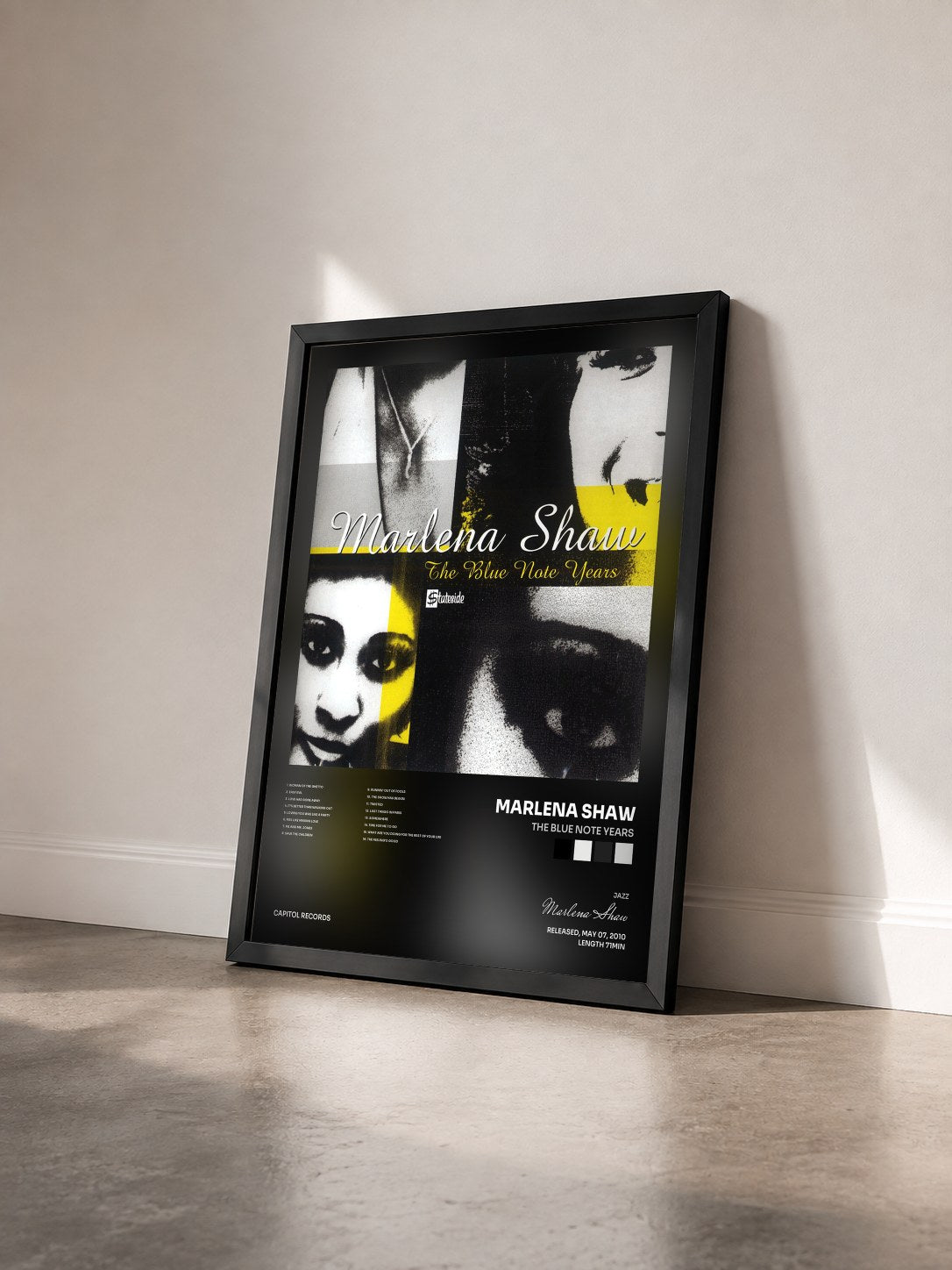 #noir Tableau de l'album The Blue Note Years de Marlena Shaw vu de trois quarts, cadre noir