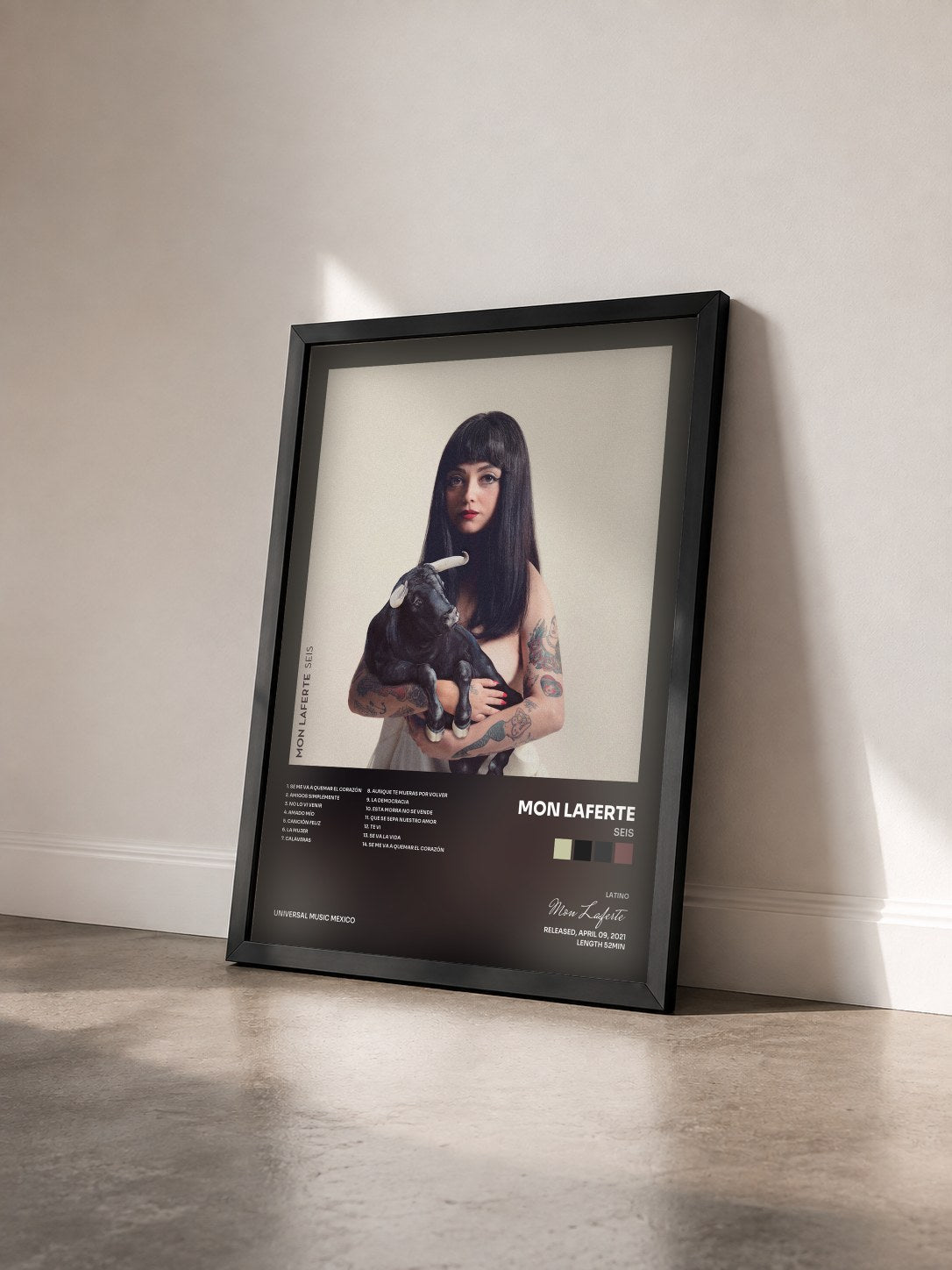 #noir Tableau de l'album SEIS de Mon Laferte vu de trois quarts, cadre noir