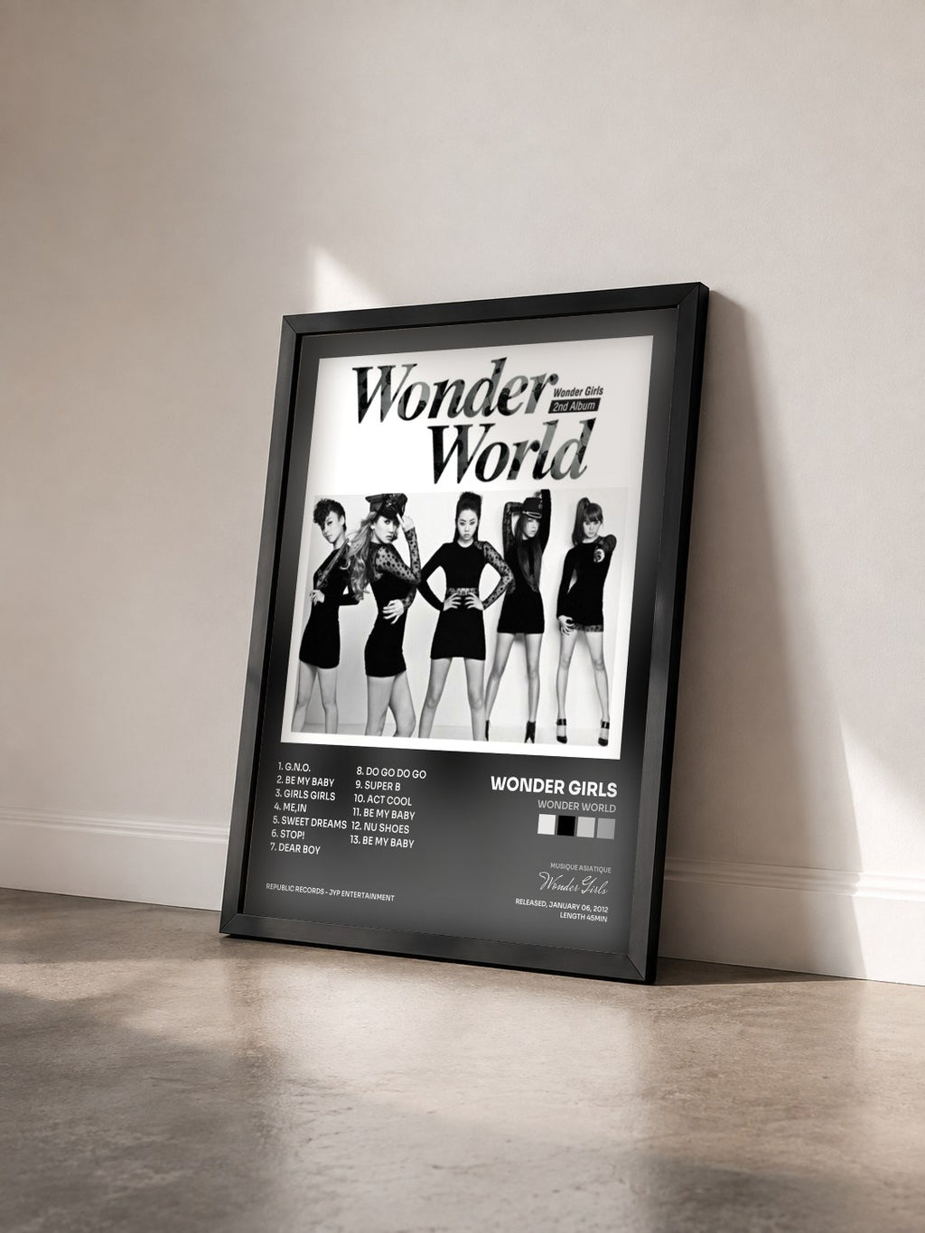 #noir Tableau de l'album Wonder World de Wonder Girls vu de trois quarts, cadre noir