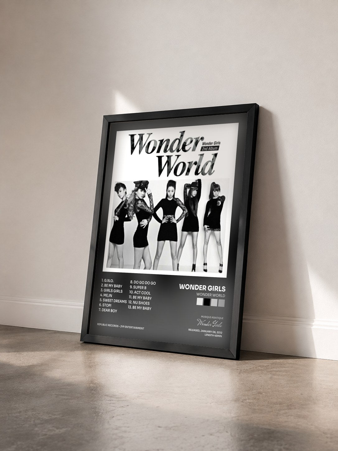 #noir Tableau de l'album Wonder World de Wonder Girls vu de trois quarts, cadre noir
