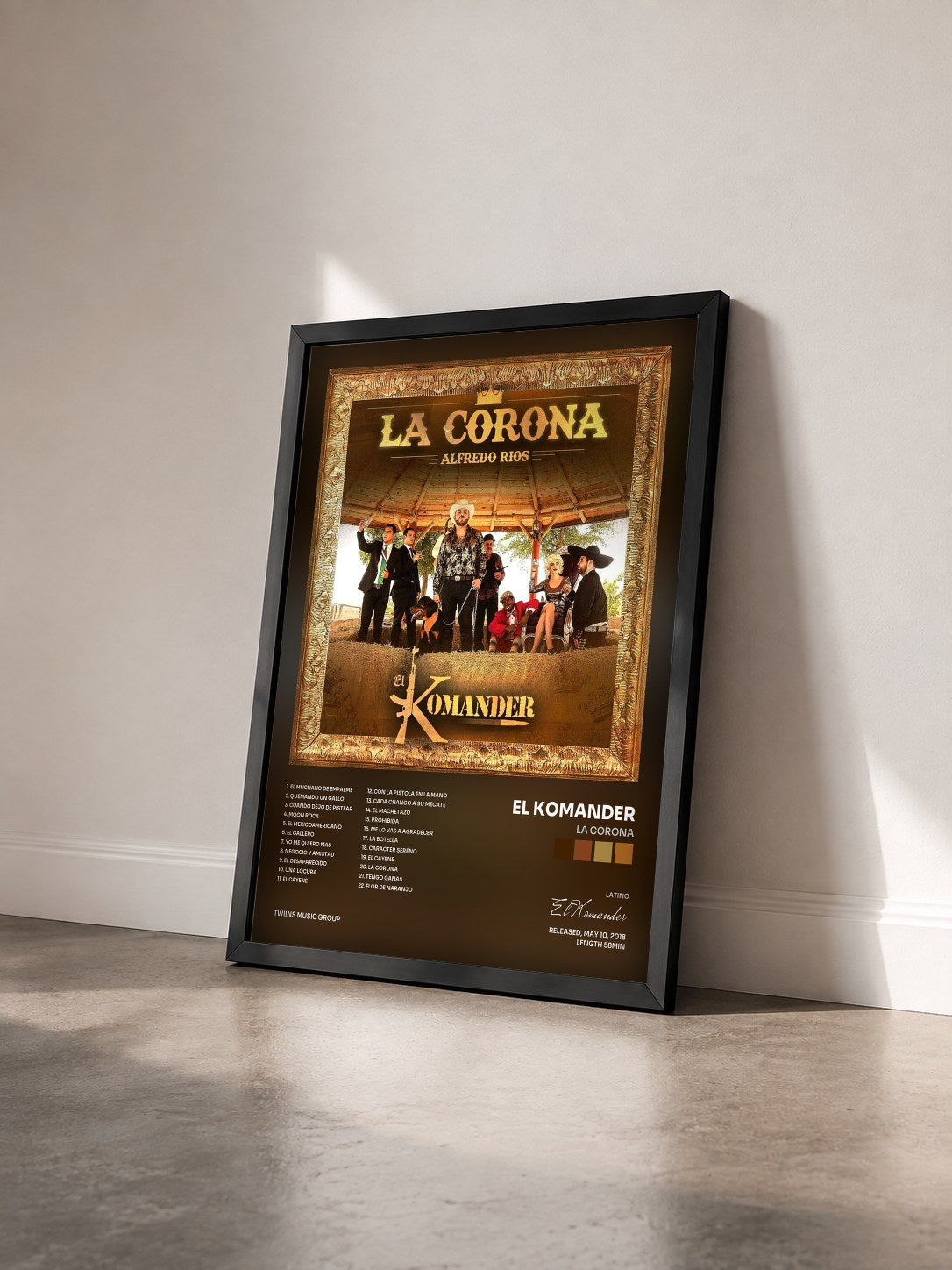 #noir Tableau de l'album La Corona de El Komander vu de trois quarts, cadre noir