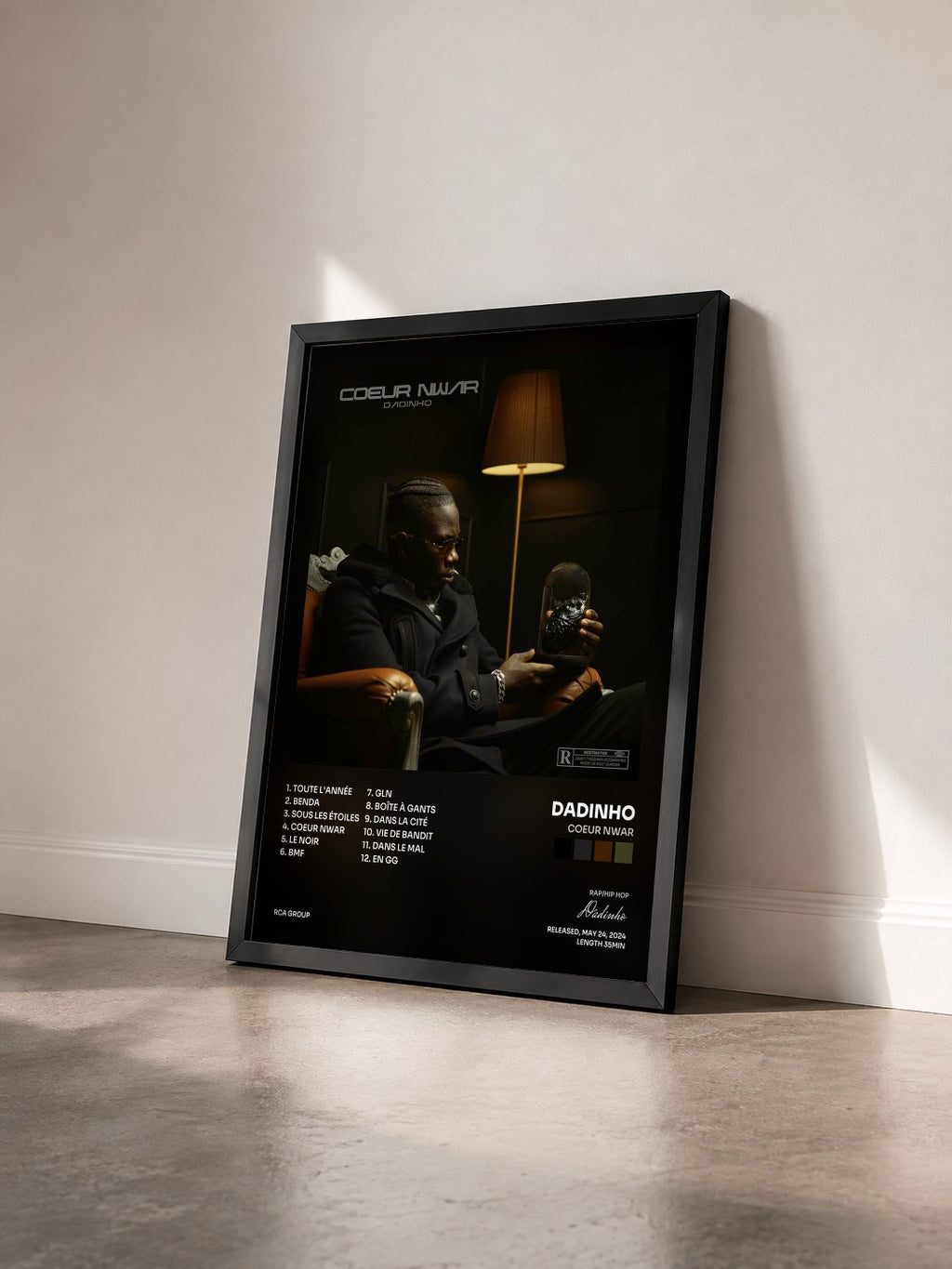 #noir Tableau de l'album Coeur Nwar de Dadinho vu de trois quarts, cadre noir