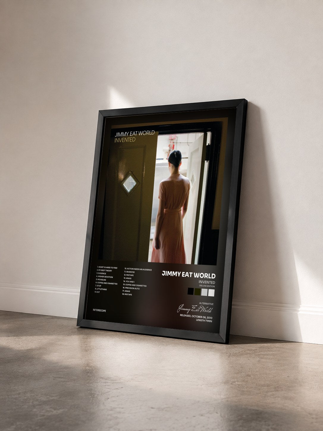 #noir Tableau de l'album Invented (Deluxe Edition) de Jimmy Eat World vu de trois quarts, cadre noir