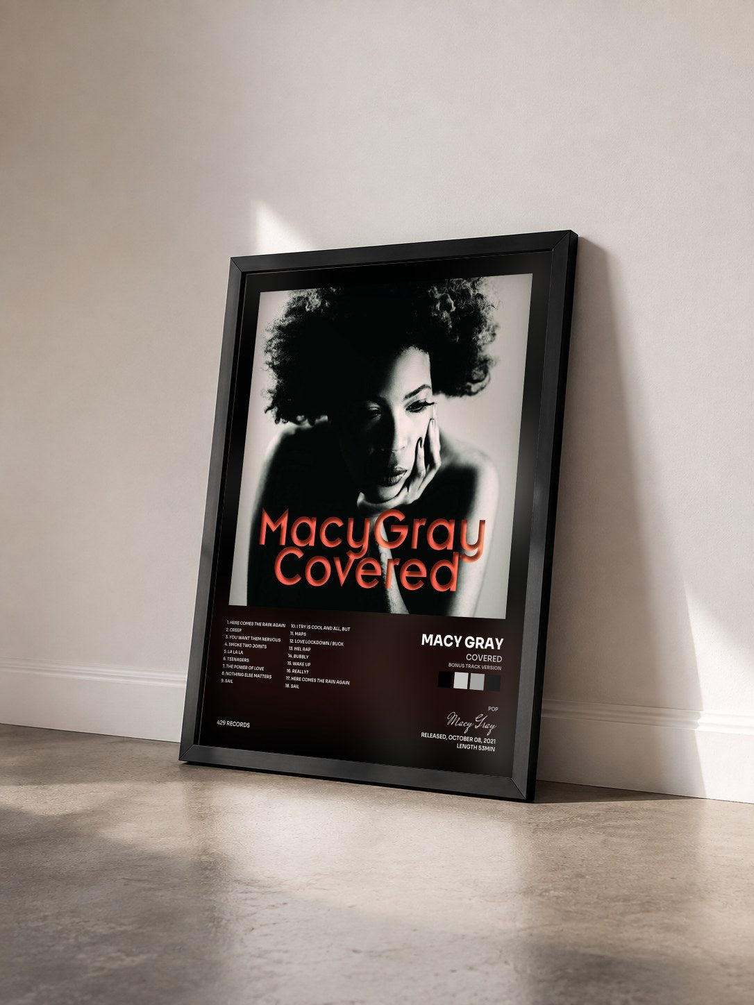 #noir Tableau de l'album Covered (Bonus Track Version) de Macy Gray vu de trois quarts, cadre noir