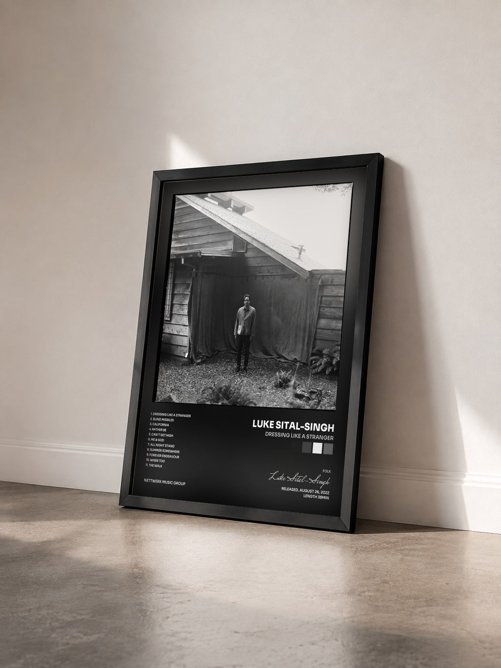 #noir Tableau de l'album Dressing Like a Stranger de Luke Sital-Singh vu de trois quarts, cadre noir