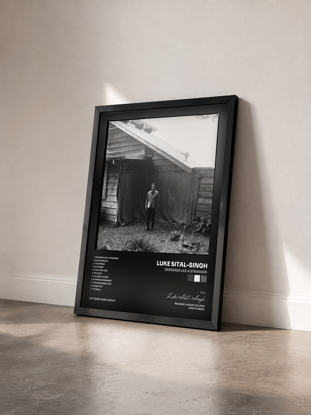 #noir Tableau de l'album Dressing Like a Stranger de Luke Sital-Singh vu de trois quarts, cadre noir