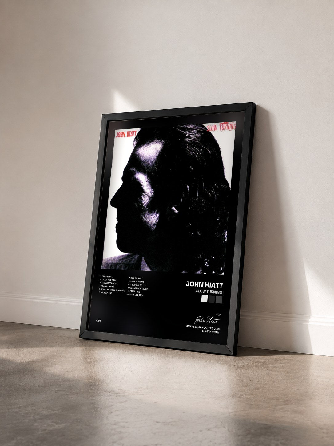 #noir Tableau de l'album Slow Turning de John Hiatt vu de trois quarts, cadre noir