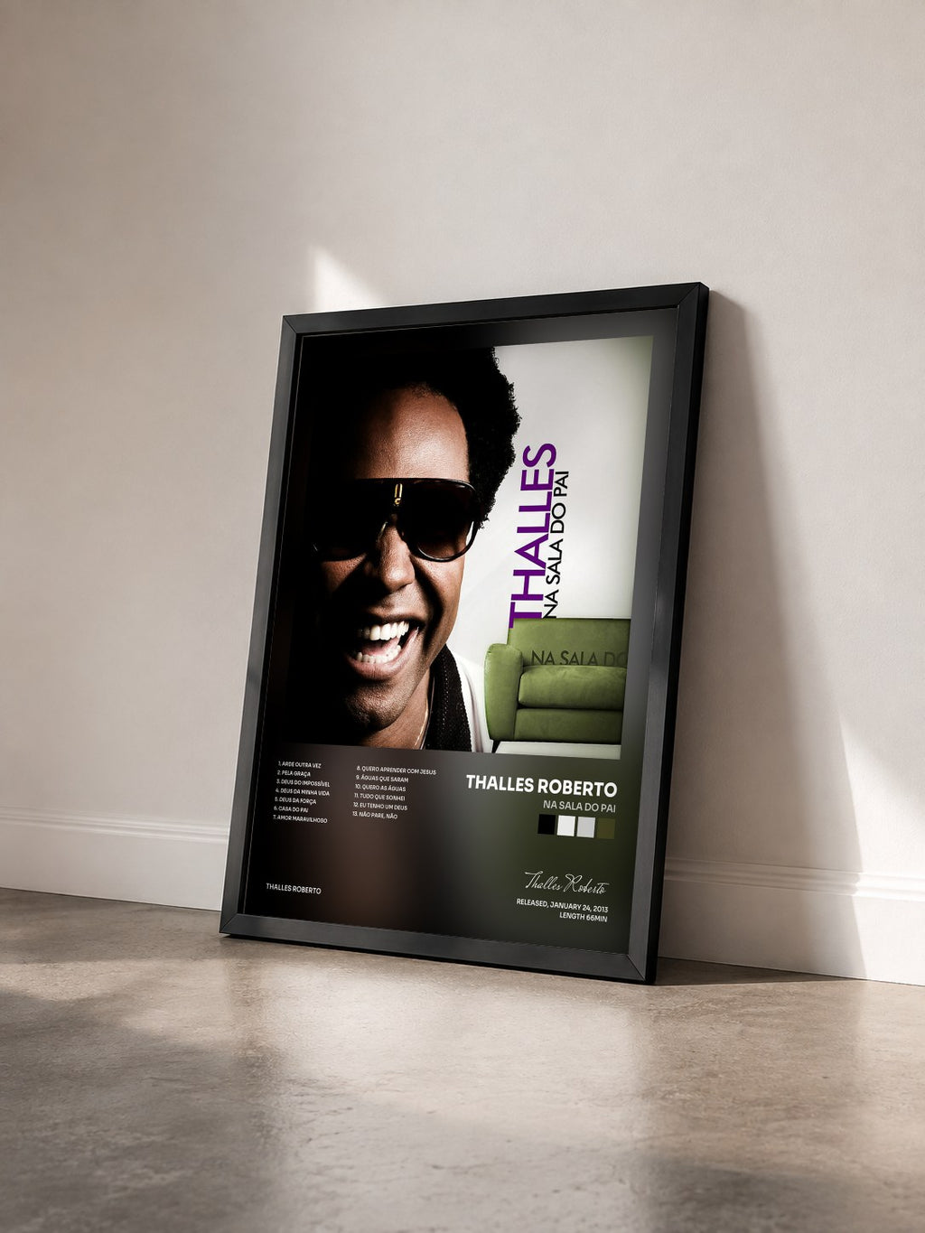 #noir Tableau de l'album Na Sala Do Pai de Thalles Roberto vu de trois quarts, cadre noir