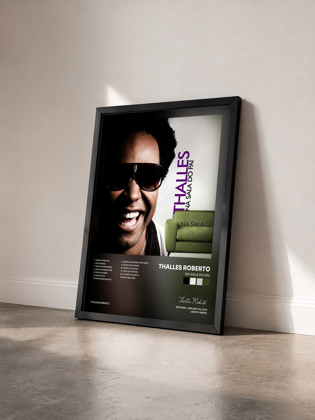 #noir Tableau de l'album Na Sala Do Pai de Thalles Roberto vu de trois quarts, cadre noir
