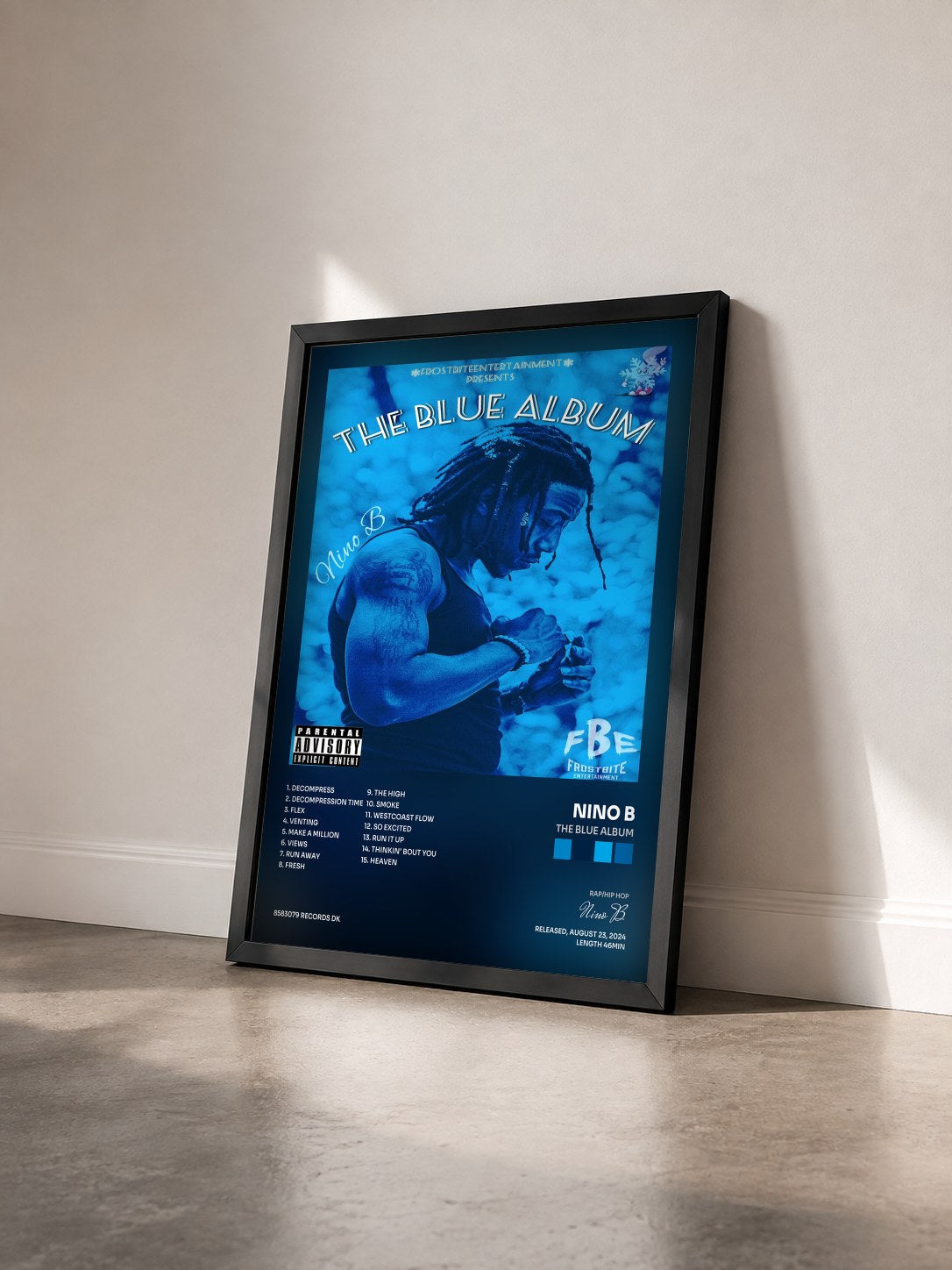 #noir Tableau de l'album The Blue Album de Nino B vu de trois quarts, cadre noir