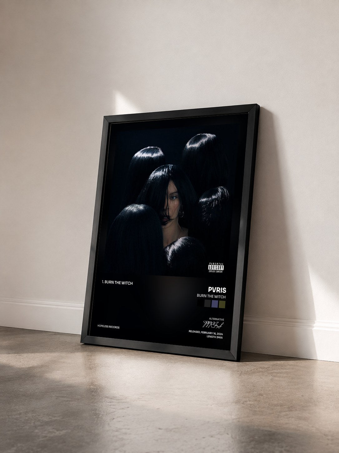 #noir Tableau de l'album BURN THE WITCH de PVRIS vu de trois quarts, cadre noir