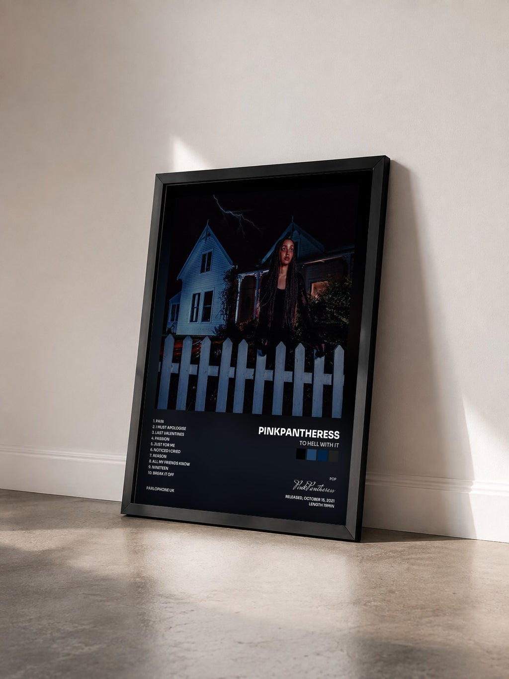 #noir Tableau de l'album to hell with it de PinkPantheress vu de trois quarts, cadre noir
