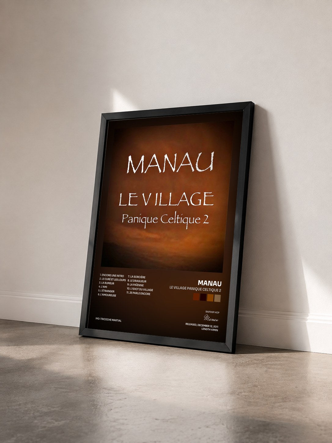 #noir Tableau de l'album Le village Panique celtique 2 de Manau vu de trois quarts, cadre noir