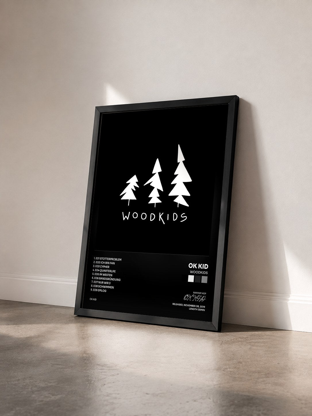 #noir Tableau de l'album Woodkids de OK KID vu de trois quarts, cadre noir