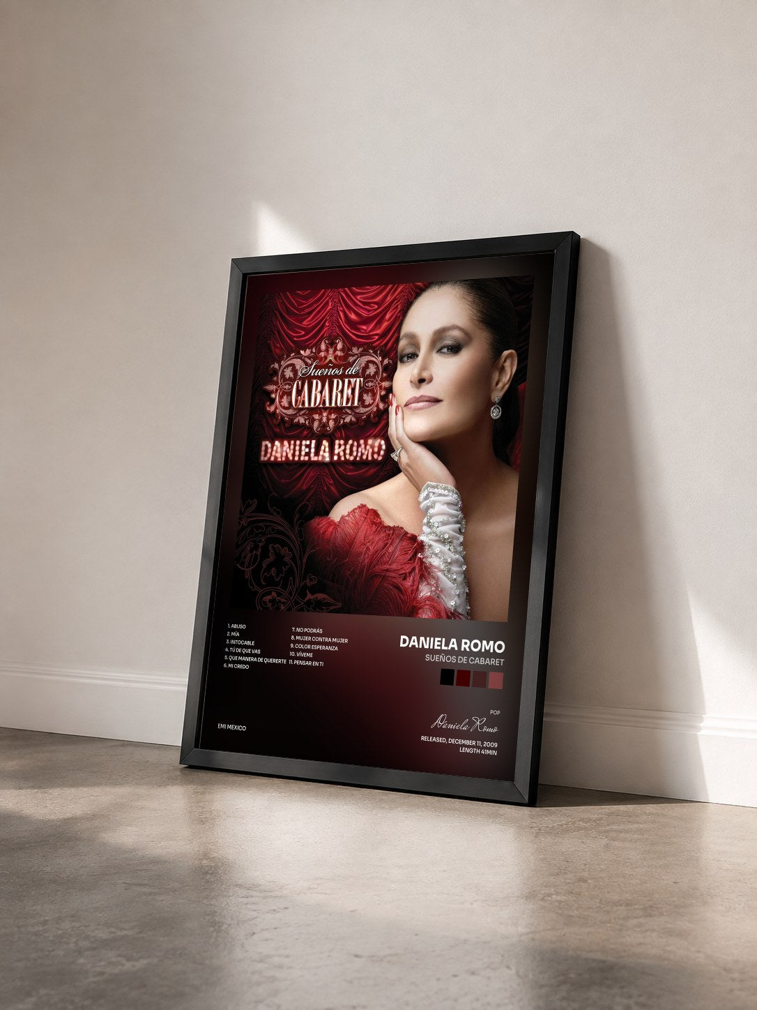 #noir Tableau de l'album Sueños De Cabaret de Daniela Romo vu de trois quarts, cadre noir