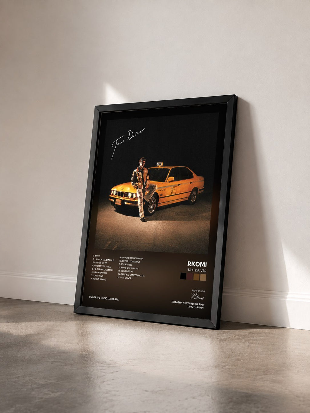 #noir Tableau de l'album TAXI DRIVER de Rkomi vu de trois quarts, cadre noir