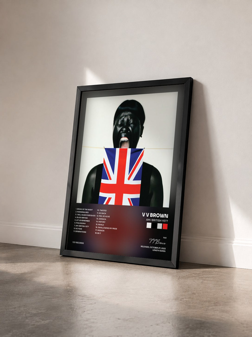 #noir Tableau de l'album Am I British Yet? de V V Brown vu de trois quarts, cadre noir