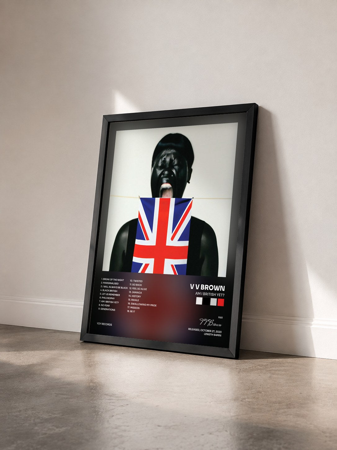 #noir Tableau de l'album Am I British Yet? de V V Brown vu de trois quarts, cadre noir