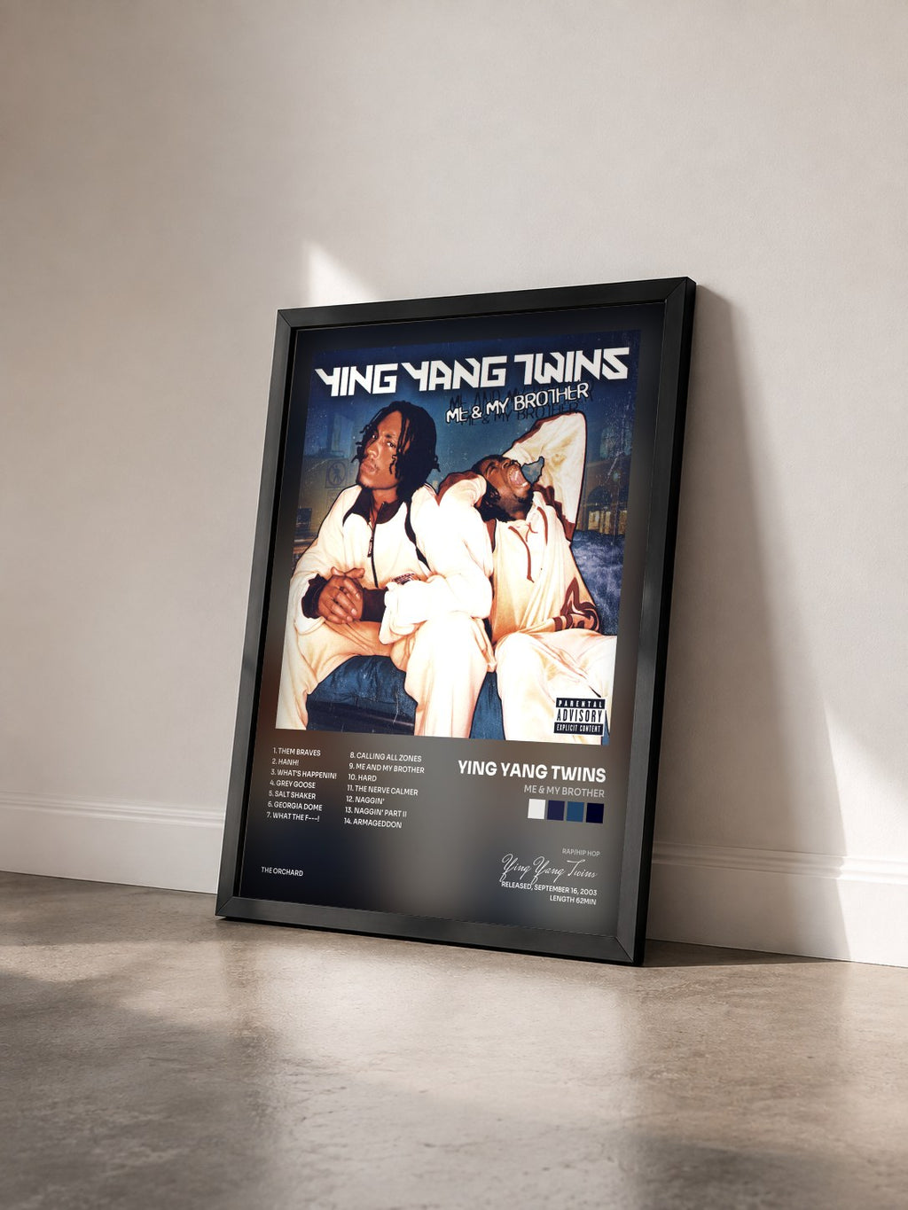 #noir Tableau de l'album Me & My Brother de Ying Yang Twins vu de trois quarts, cadre noir