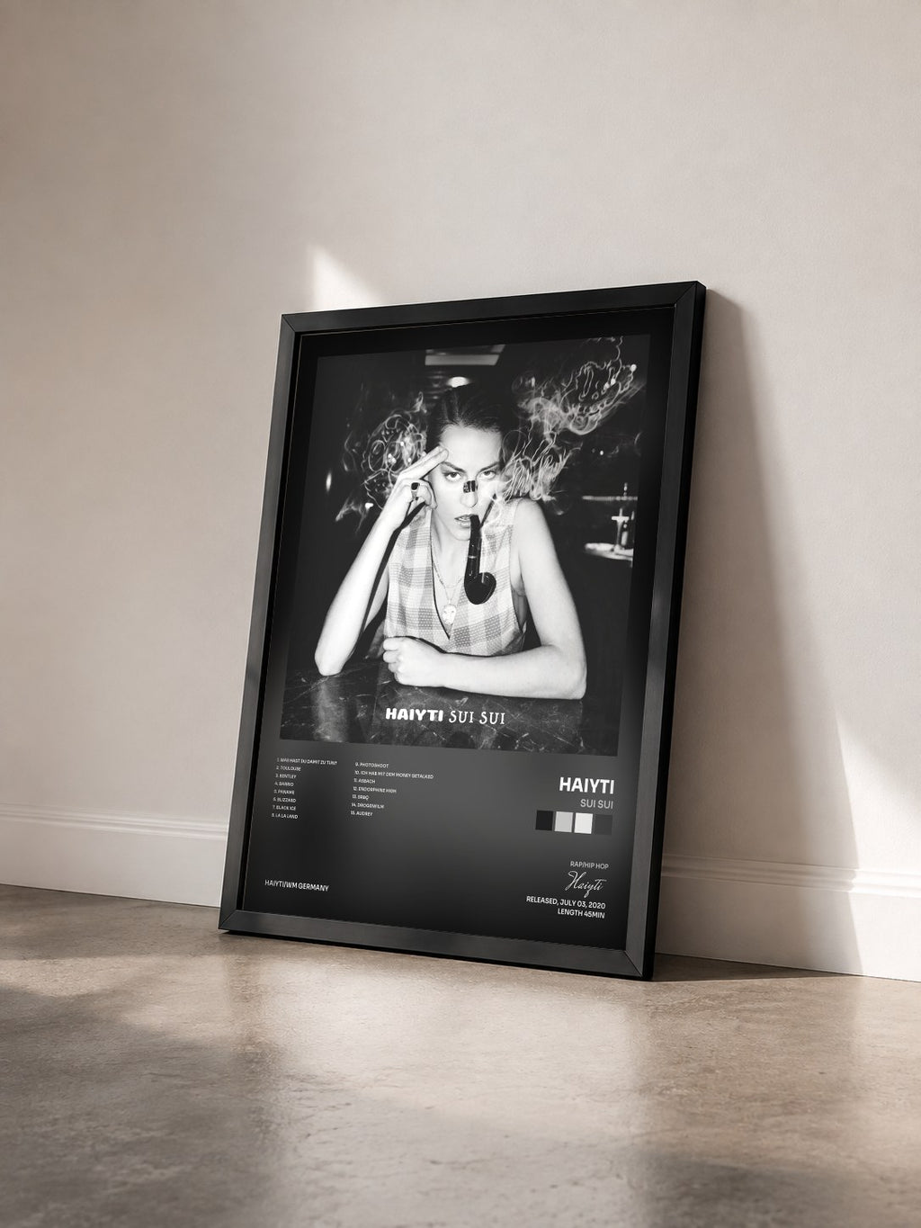 #noir Tableau de l'album SUI SUI de Haiyti vu de trois quarts, cadre noir