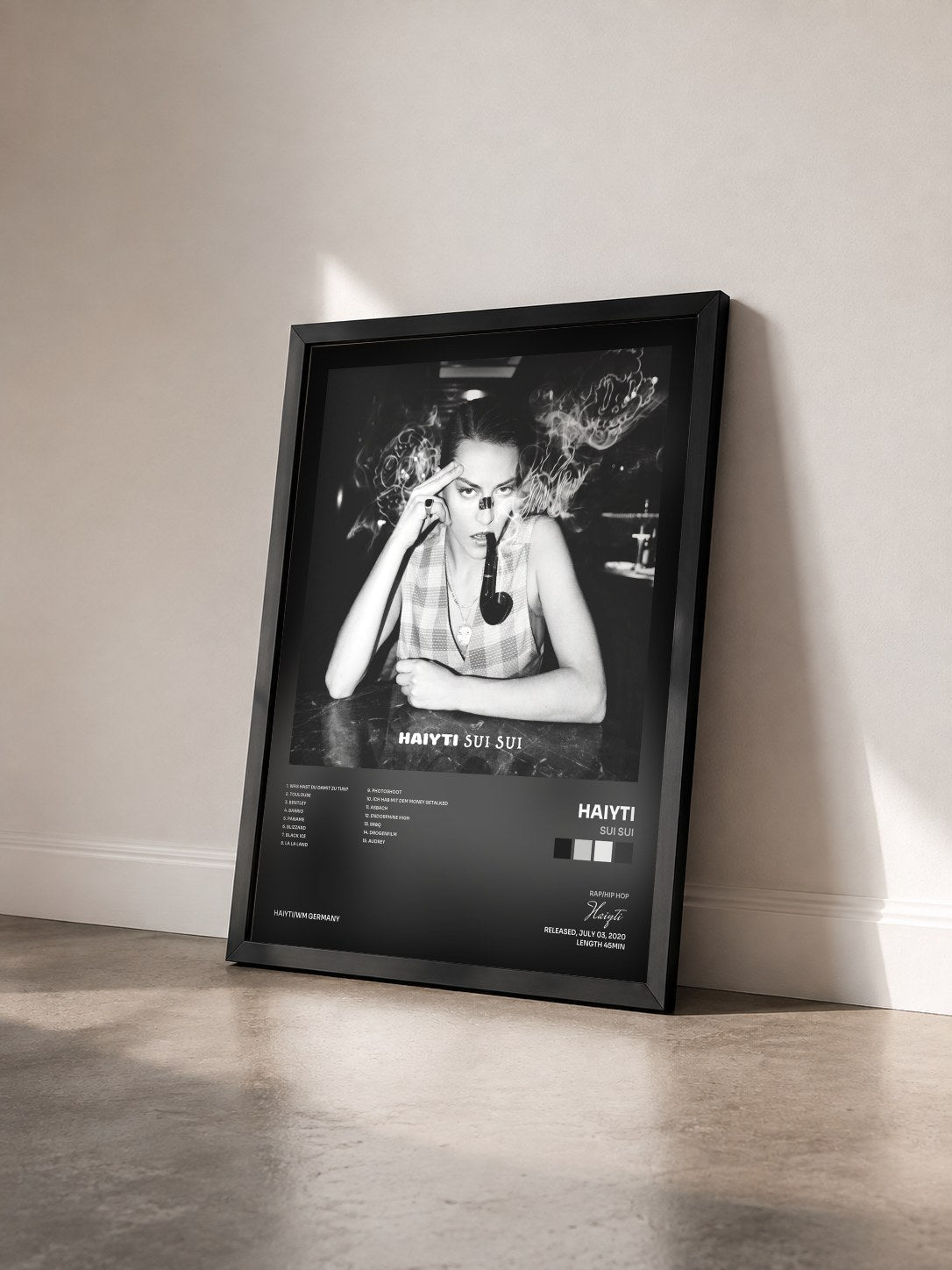 #noir Tableau de l'album SUI SUI de Haiyti vu de trois quarts, cadre noir
