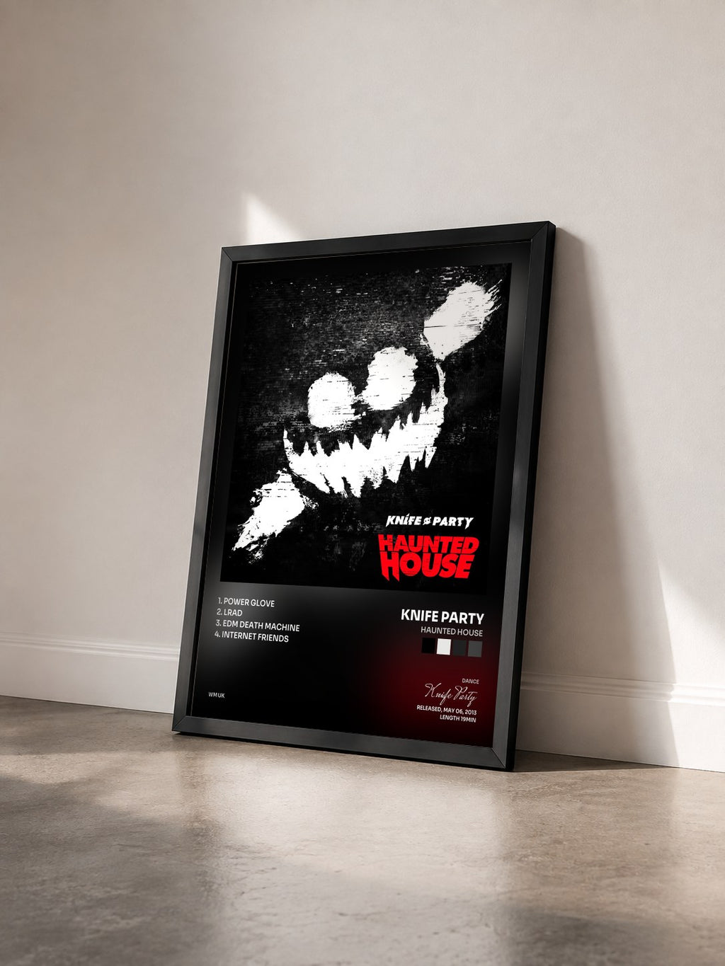 #noir Tableau de l'album Haunted House de Knife Party vu de trois quarts, cadre noir