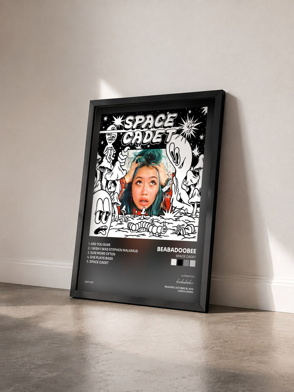 #noir Tableau de l'album Space Cadet de beabadoobee vu de trois quarts, cadre noir