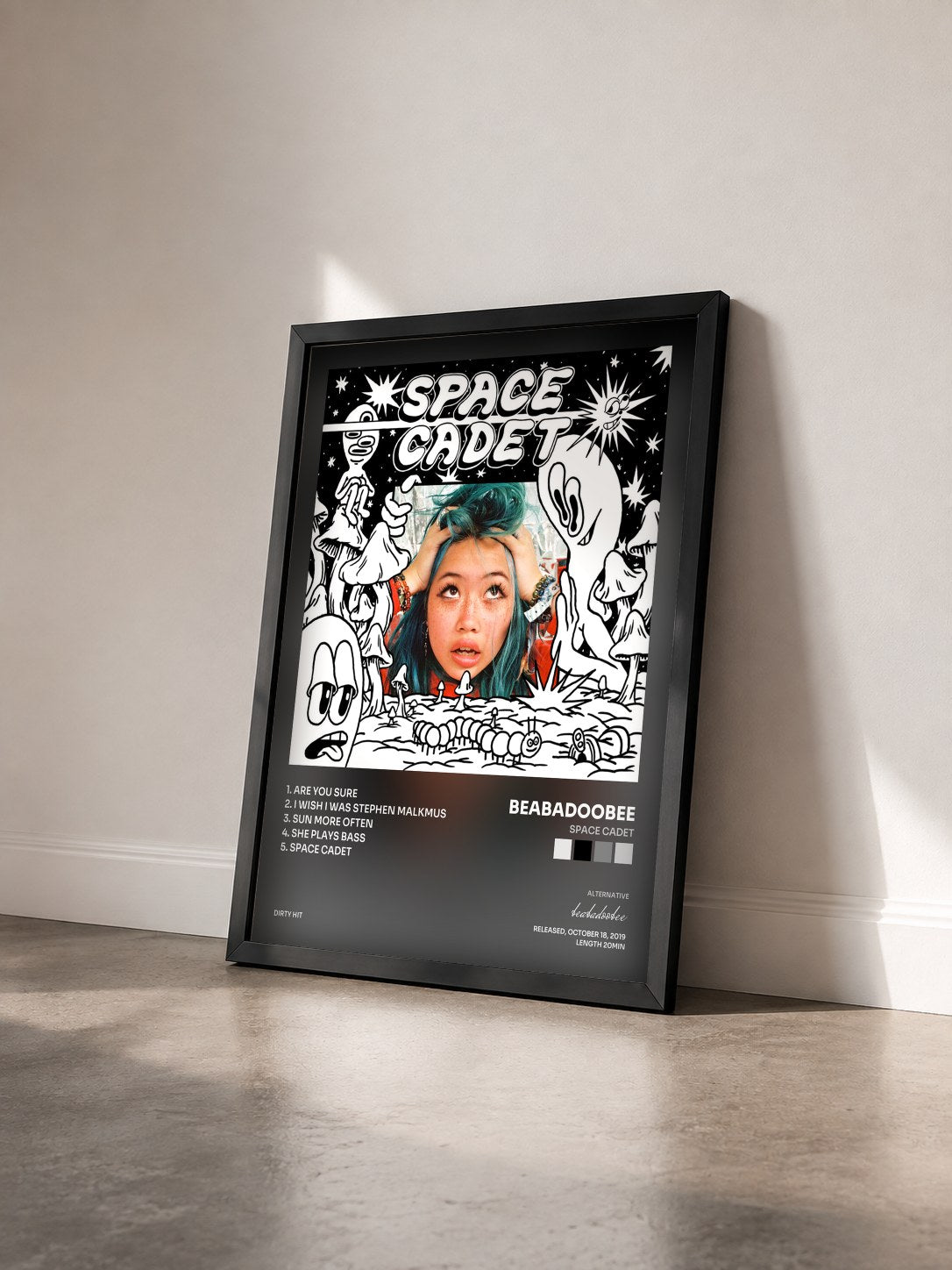 #noir Tableau de l'album Space Cadet de beabadoobee vu de trois quarts, cadre noir