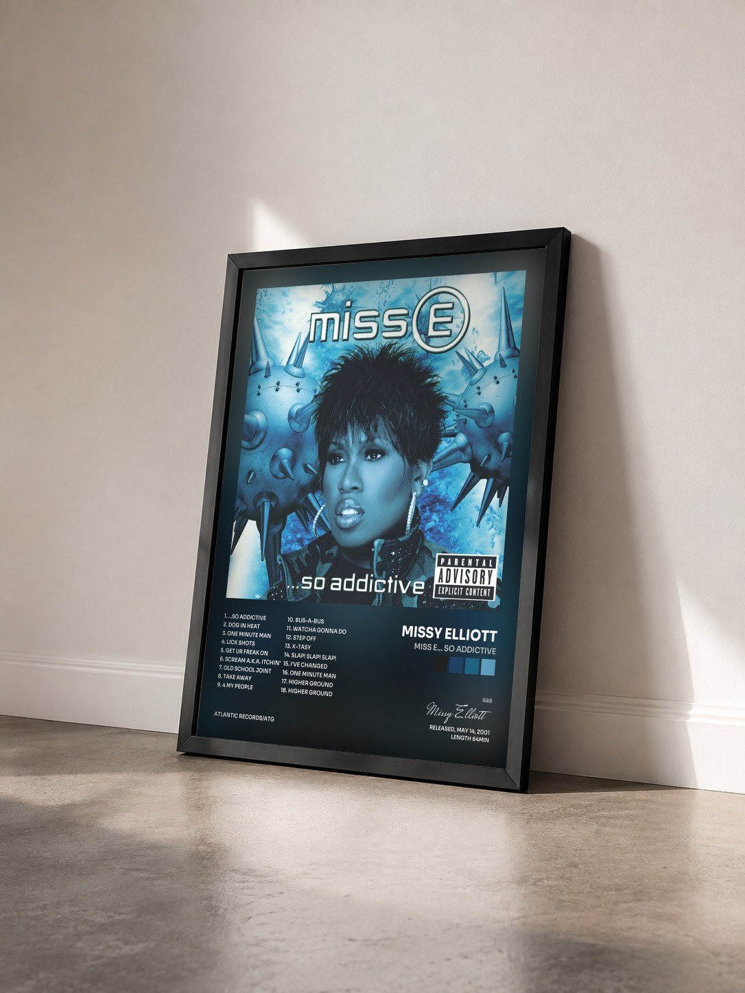 #noir Tableau de l'album Miss E... So Addictive de Missy Elliott vu de trois quarts, cadre noir