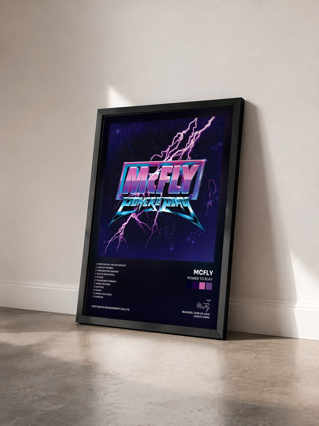 #noir Tableau de l'album Power to Play de McFly vu de trois quarts, cadre noir