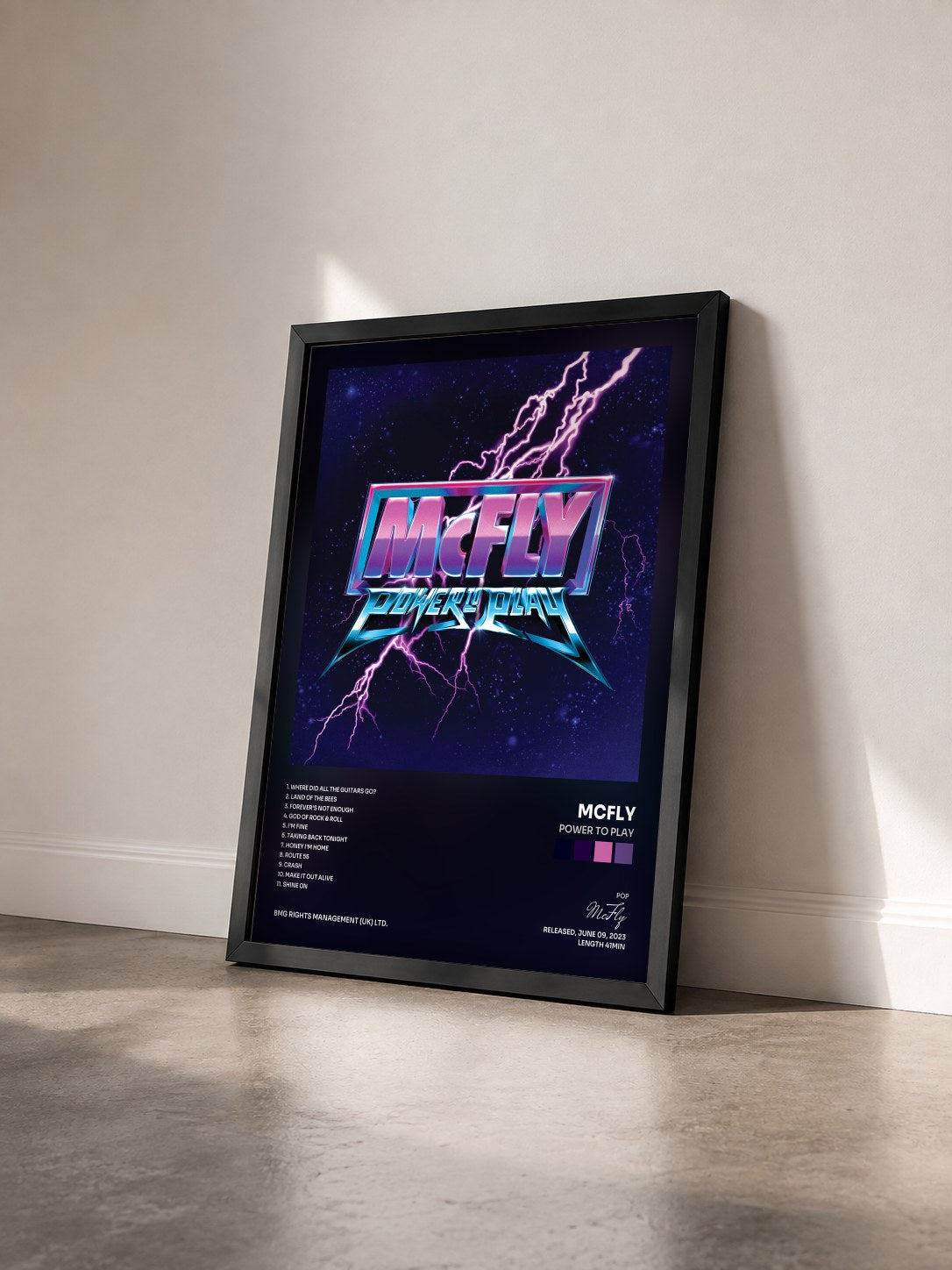 #noir Tableau de l'album Power to Play de McFly vu de trois quarts, cadre noir
