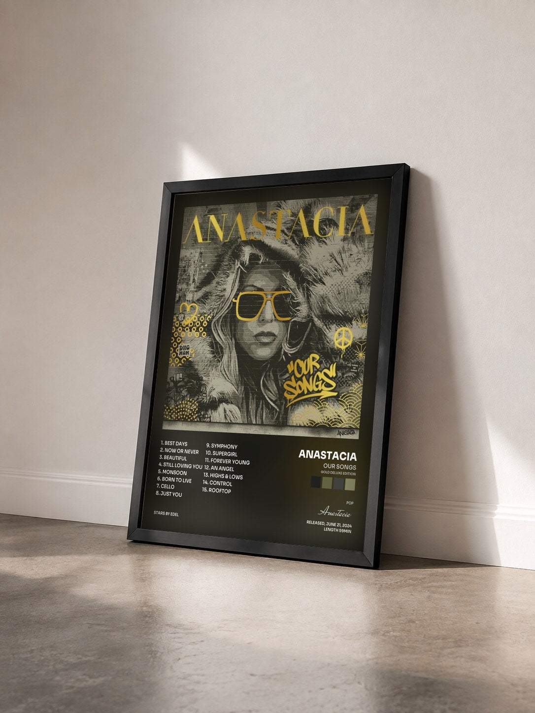 #noir Tableau de l'album Our Songs (Gold Deluxe Edition) de Anastacia vu de trois quarts, cadre noir