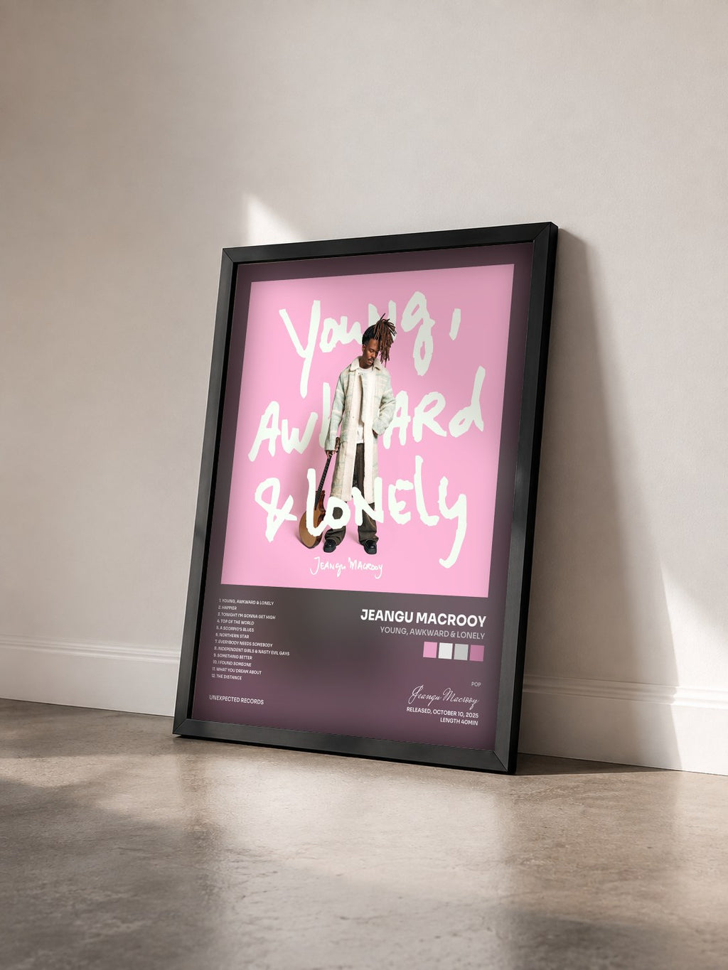 #noir Tableau de l'album Young, Awkward & Lonely de Jeangu Macrooy vu de trois quarts, cadre noir