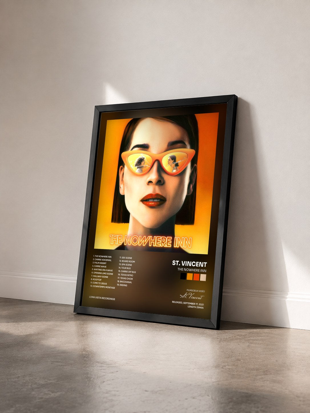 #noir Tableau de l'album The Nowhere Inn de St. Vincent vu de trois quarts, cadre noir