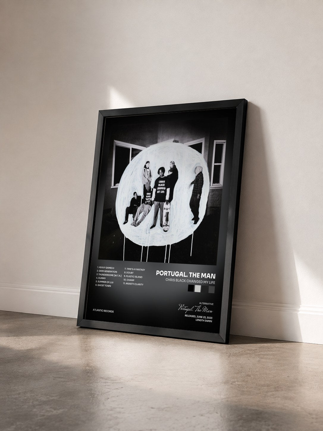 #noir Tableau de l'album Chris Black Changed My Life de Portugal. The Man vu de trois quarts, cadre noir