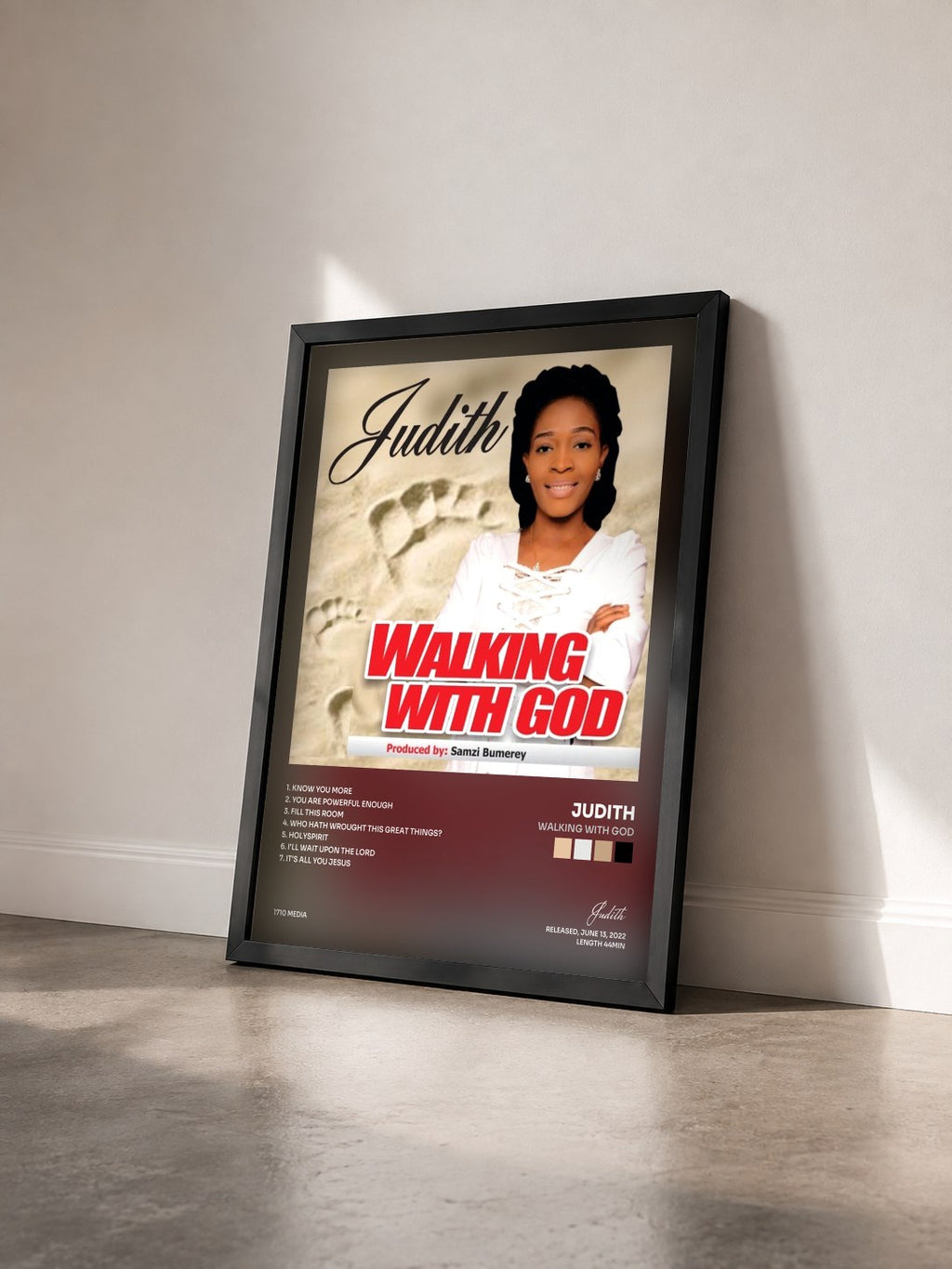 #noir Tableau de l'album Walking with God de Judith vu de trois quarts, cadre noir