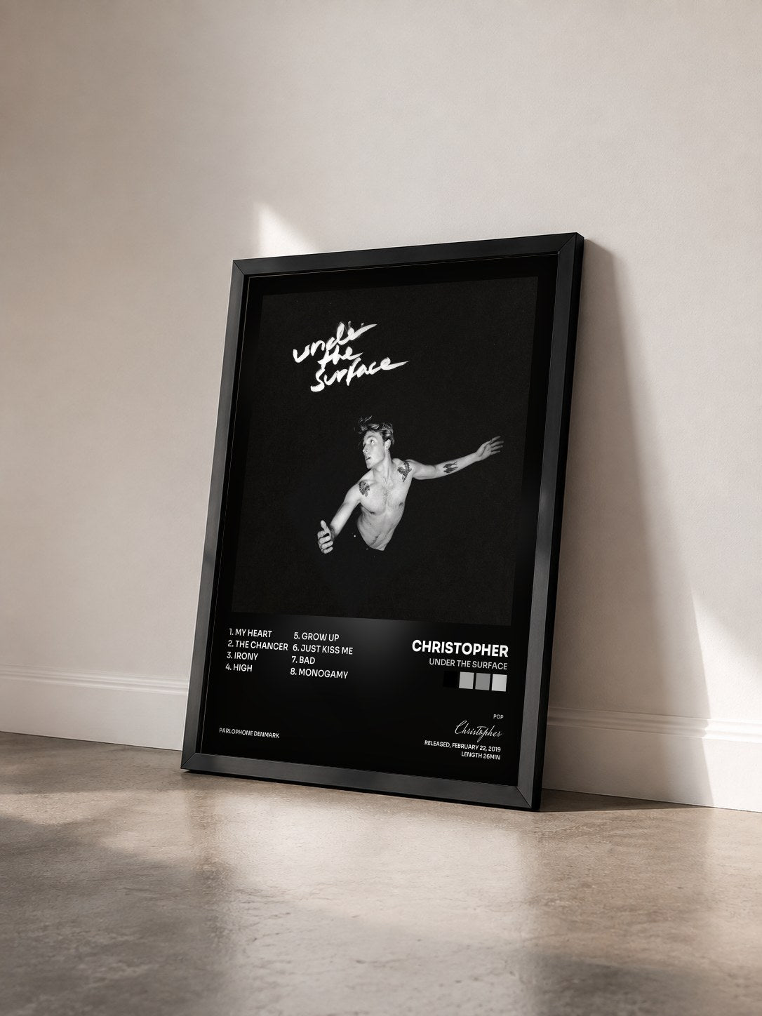 #noir Tableau de l'album Under the Surface de Christopher vu de trois quarts, cadre noir