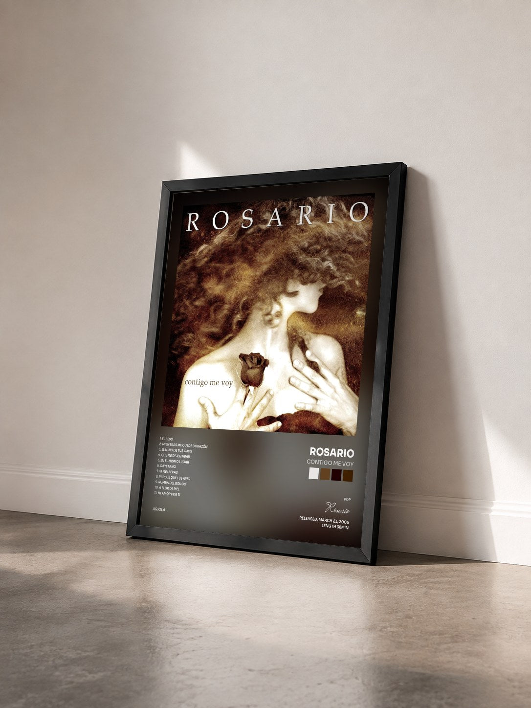 #noir Tableau de l'album Contigo Me Voy de Rosario vu de trois quarts, cadre noir