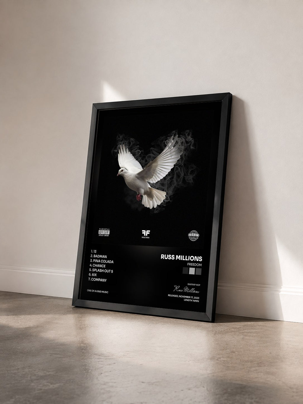 #noir Tableau de l'album FREEDOM de Russ Millions vu de trois quarts, cadre noir