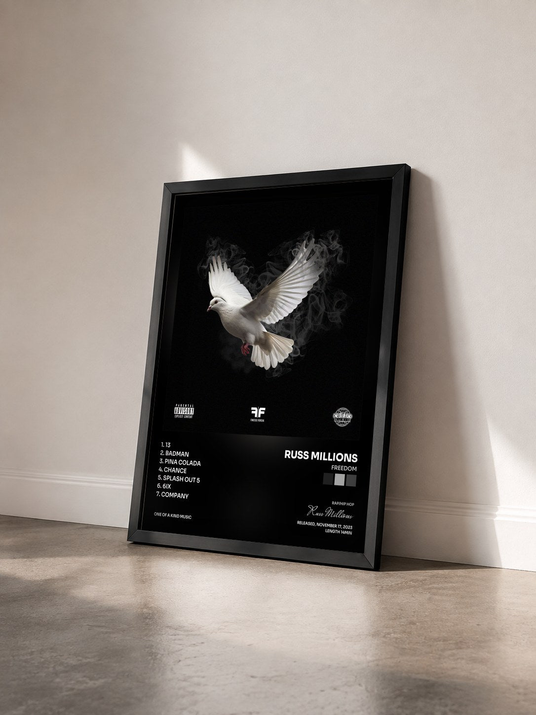 #noir Tableau de l'album FREEDOM de Russ Millions vu de trois quarts, cadre noir