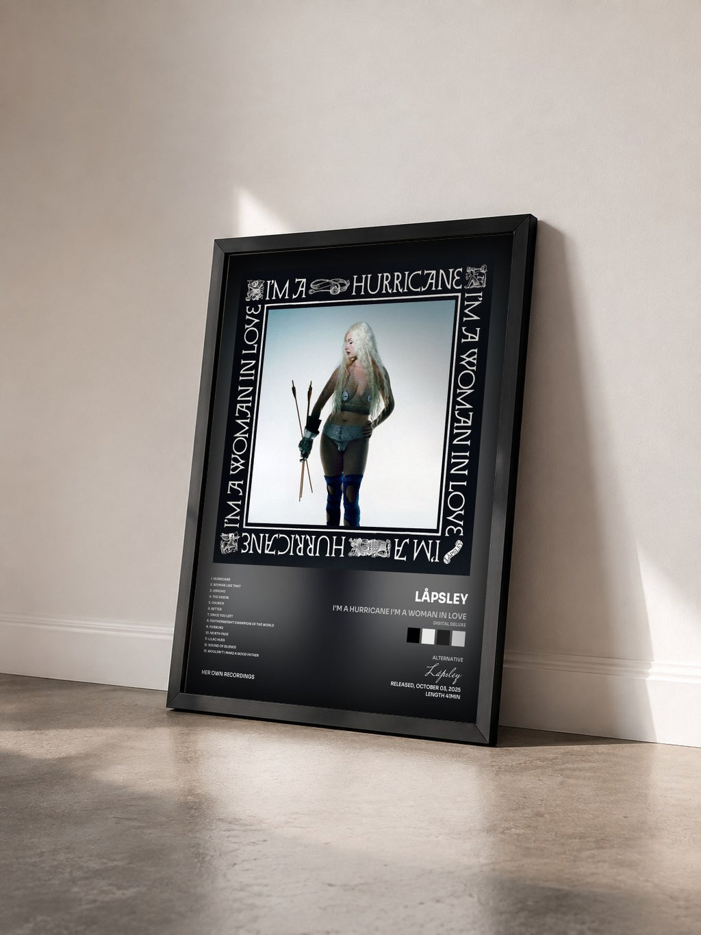#noir Tableau de l'album I'M A HURRICANE I'M A WOMAN IN LOVE (DIGITAL DELUXE) de Låpsley vu de trois quarts, cadre noir